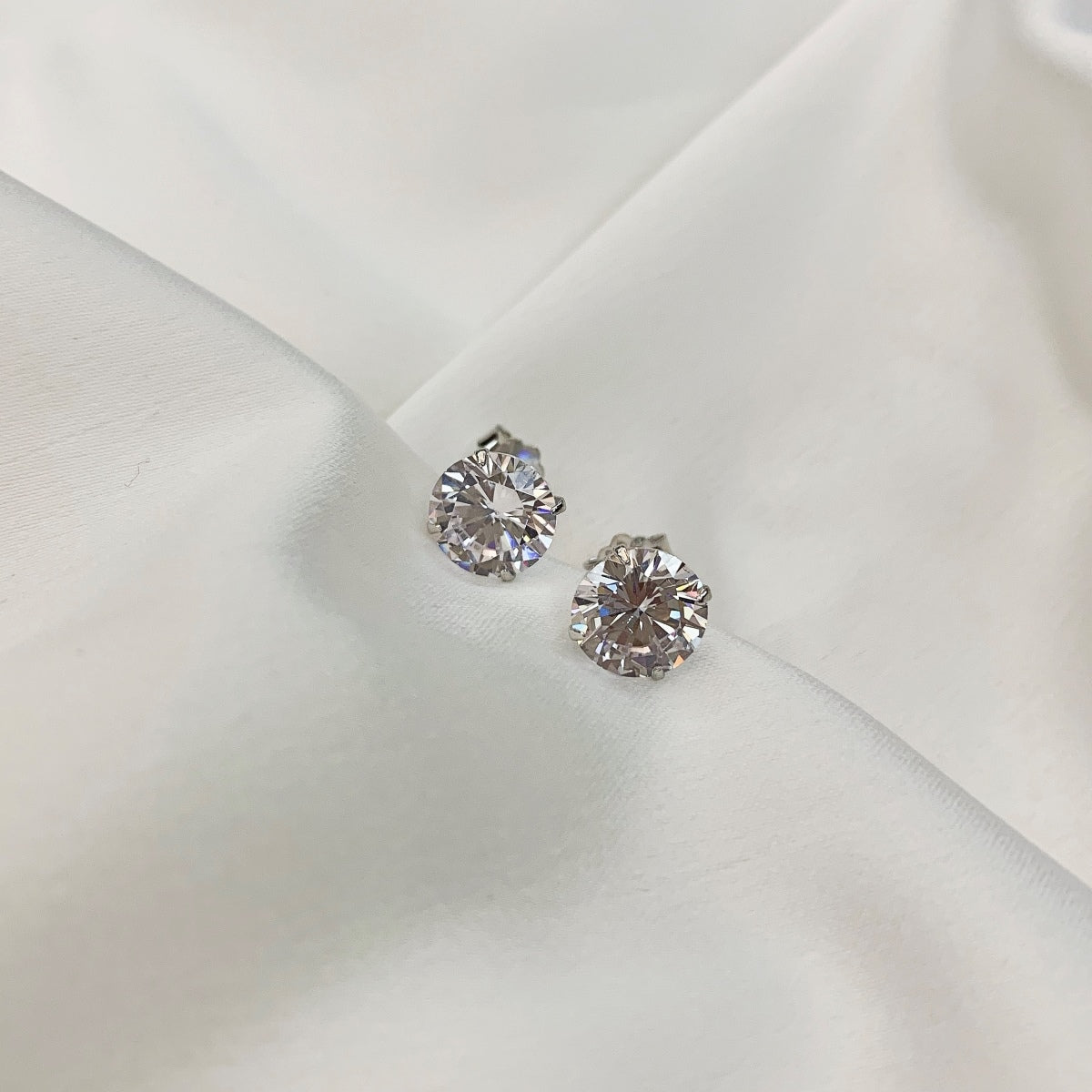 [Bloom]Stylish Shiny Round Center Stone Stud Earrings