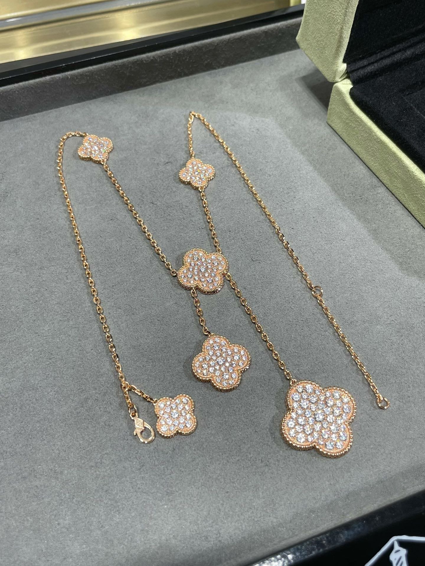 [Bloom]CLOVER 6 MOTIF DIAMOND PAVED NECKLACE