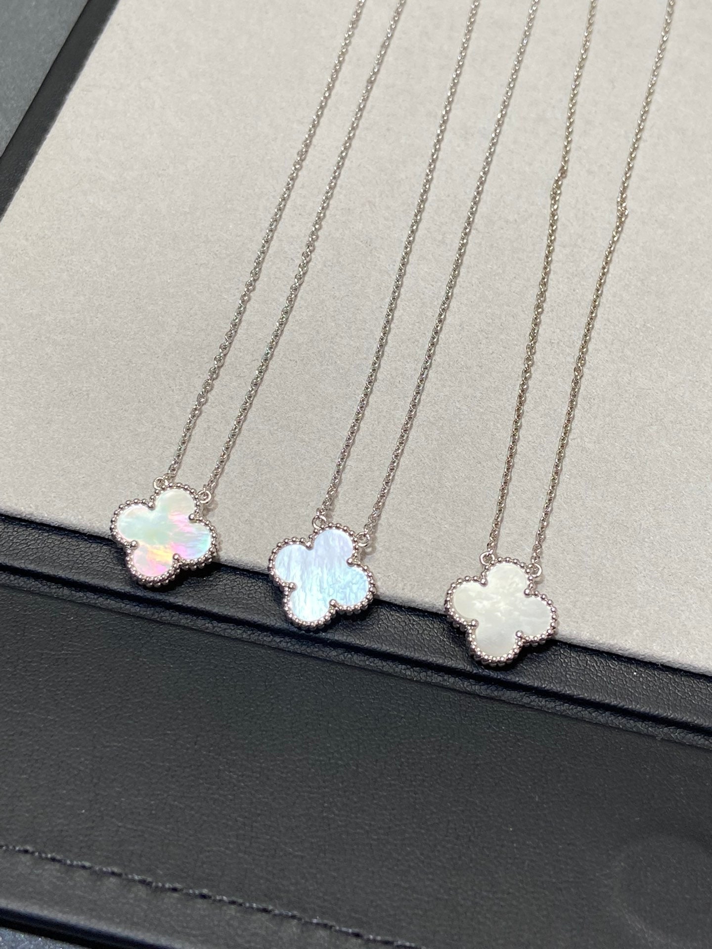 [Bloom]CLOVER MEDIUM SILVER WHITE MOP NECKLACE