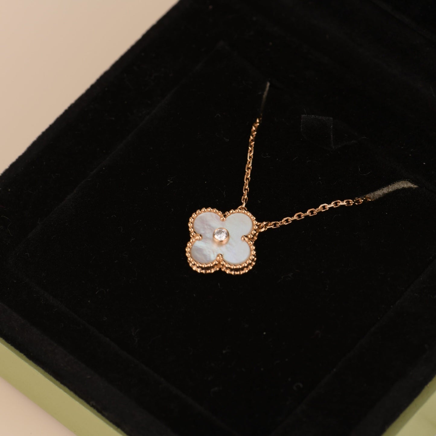 [Bloom]CLOVER 15MM DIAMOND WHITE FRITILLARIA NECKLACE