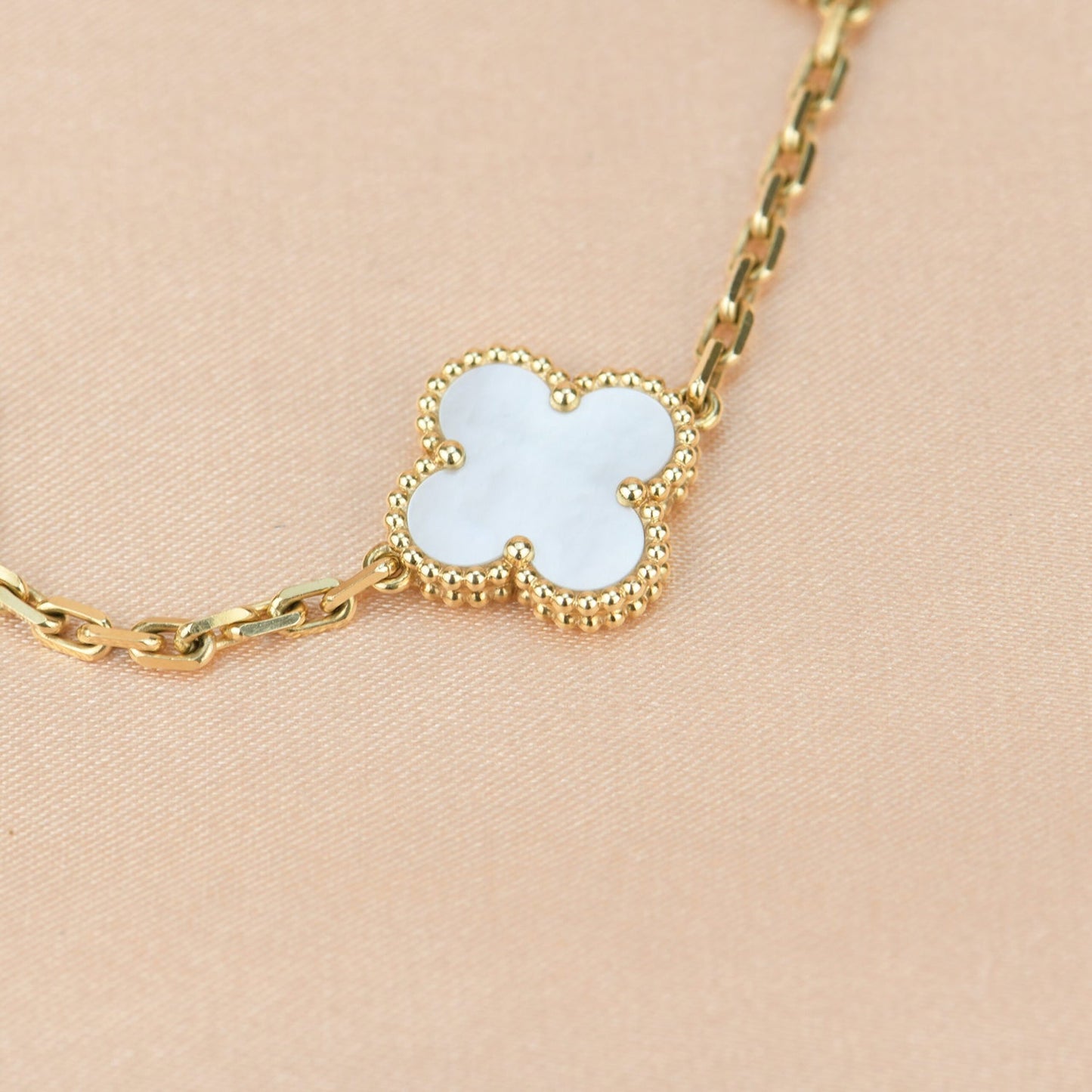 [Bloom]CLOVER  5 MOTIF WHITE MOP BRACELET