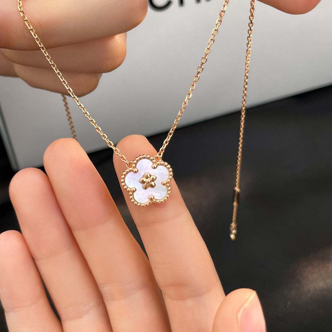 [Bloom]LUCKY  WHITE MOP  PLUM BLOSSOM NECKLACE