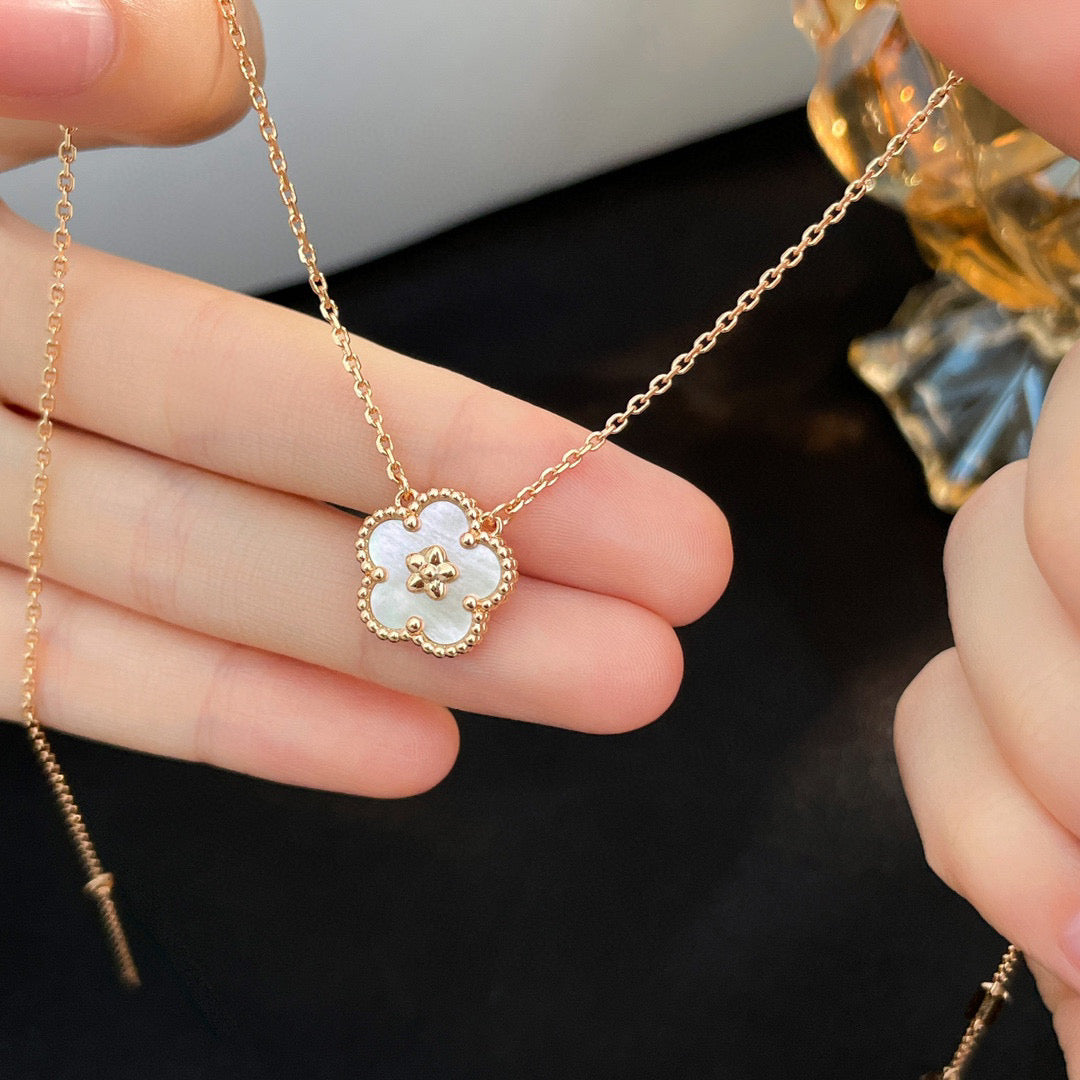 [Bloom]LUCKY  WHITE MOP  PLUM BLOSSOM NECKLACE