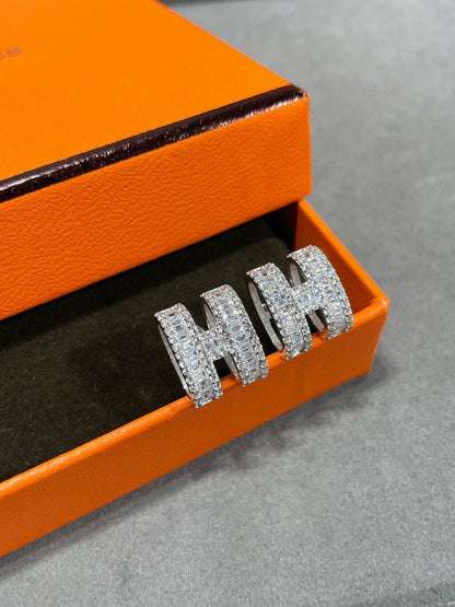 [Bloom]H STUD EARRINGS WITH SILVER DIAMONDS