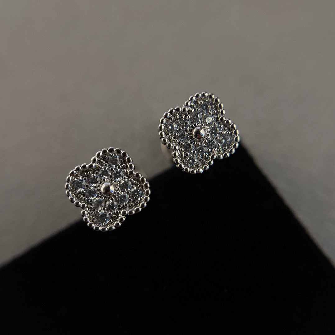 [Bloom]CLOVER MINI DIAMOND STUD EARRINGS